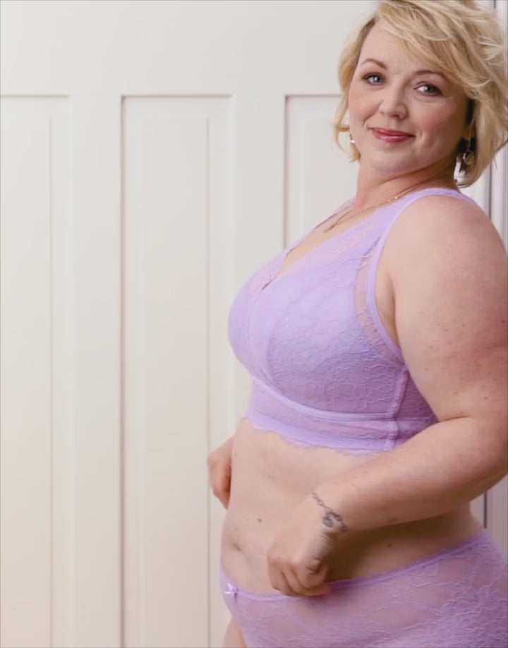 Produktvorstellung des Bralette "Emilia" in den Farben violet und ivory.