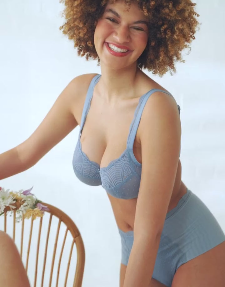 Produktvorstellung des BHs "Clara Lace" in den Farben blue-grey und apricot.