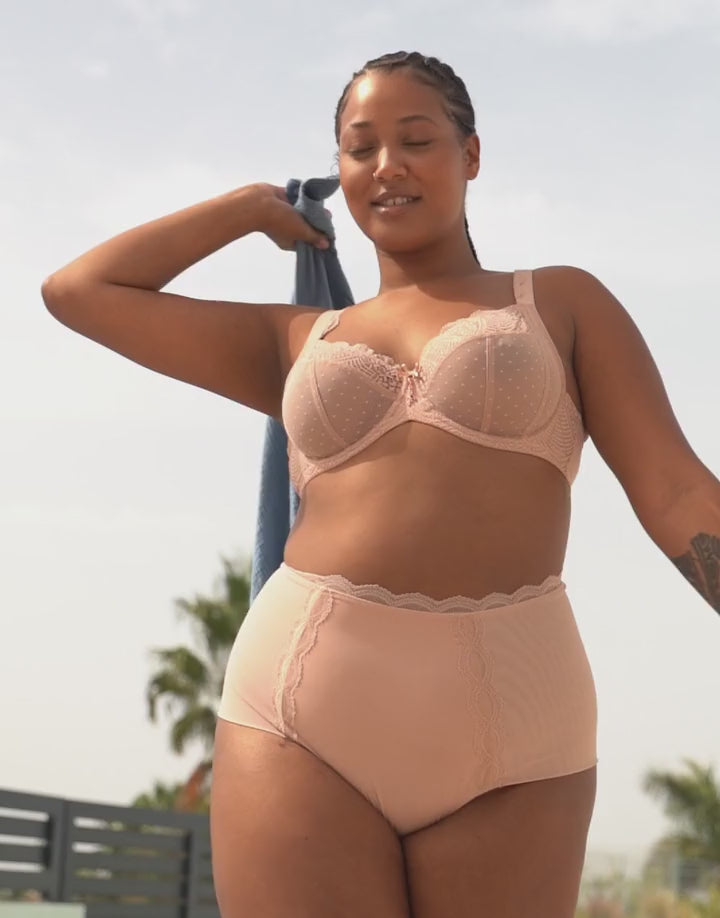 Produktvorstellung des BH "Clara Lace" in der Farbe cappuccino