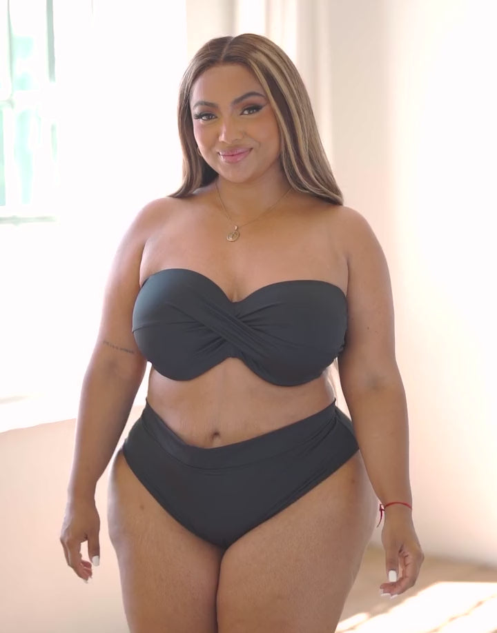 Produktvorstellung des Multiway-Bikinis "Monaco" in der Farbe black.