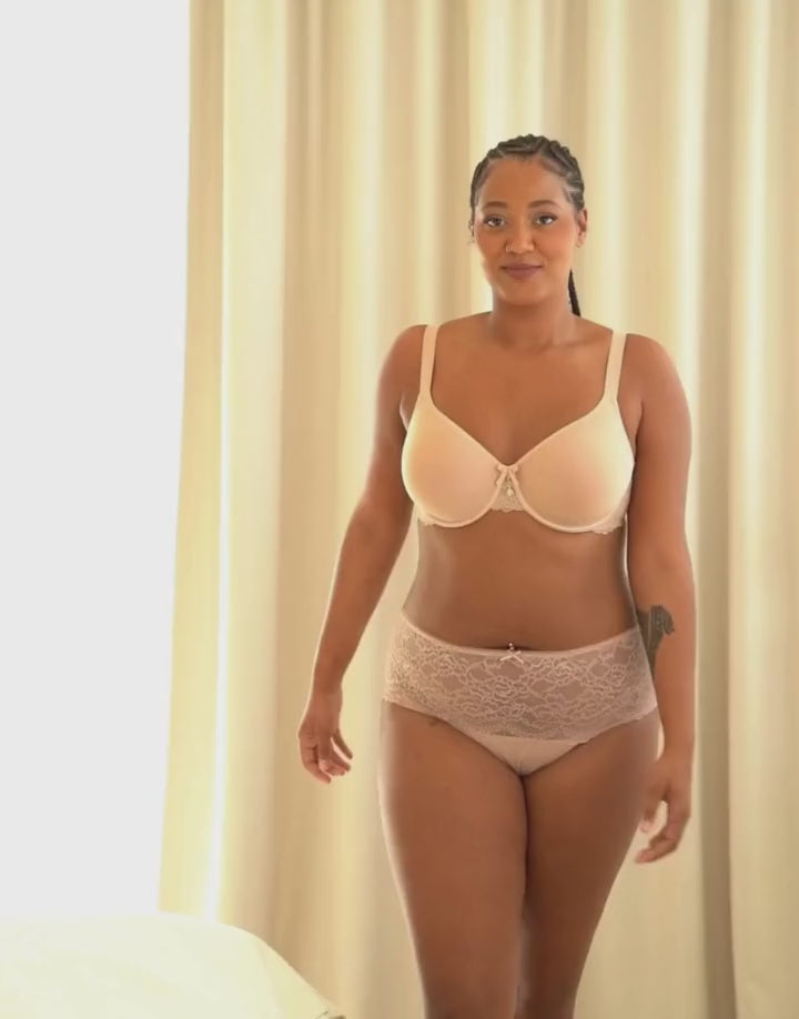 Produktvorstellung durch Models vom Produkt BH "Lucy" in der Farbe Cappuccino