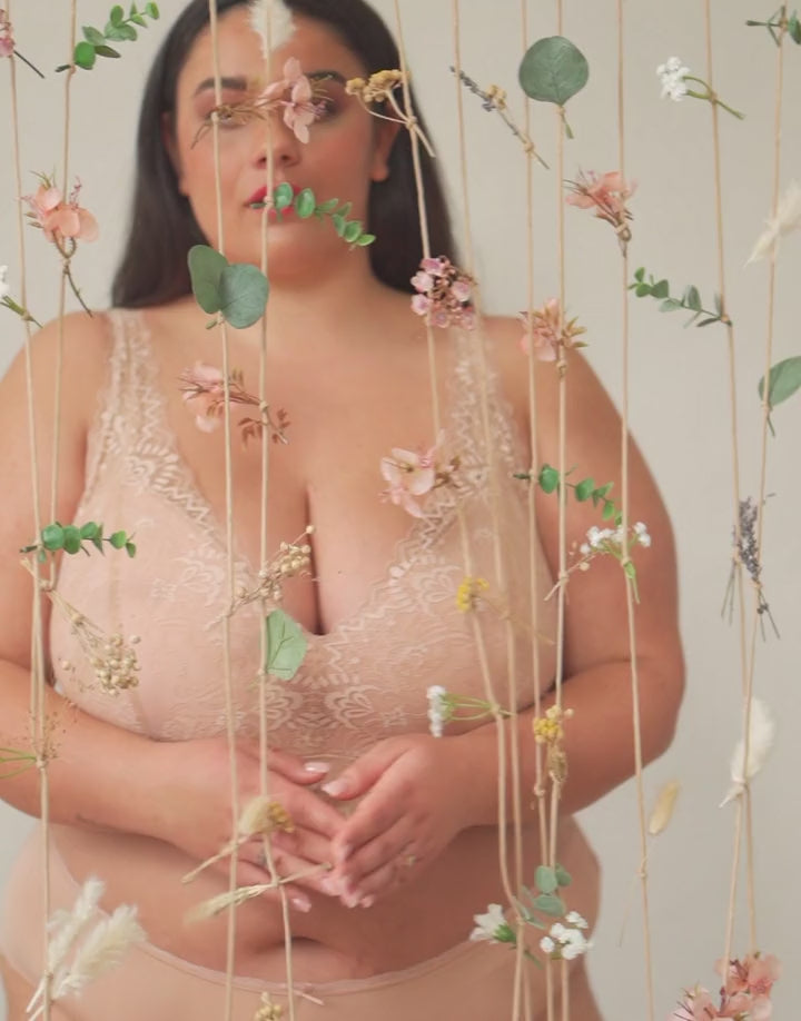 Produktvorstellung des Bralettes "Suki" in der Farbe cappuccino.