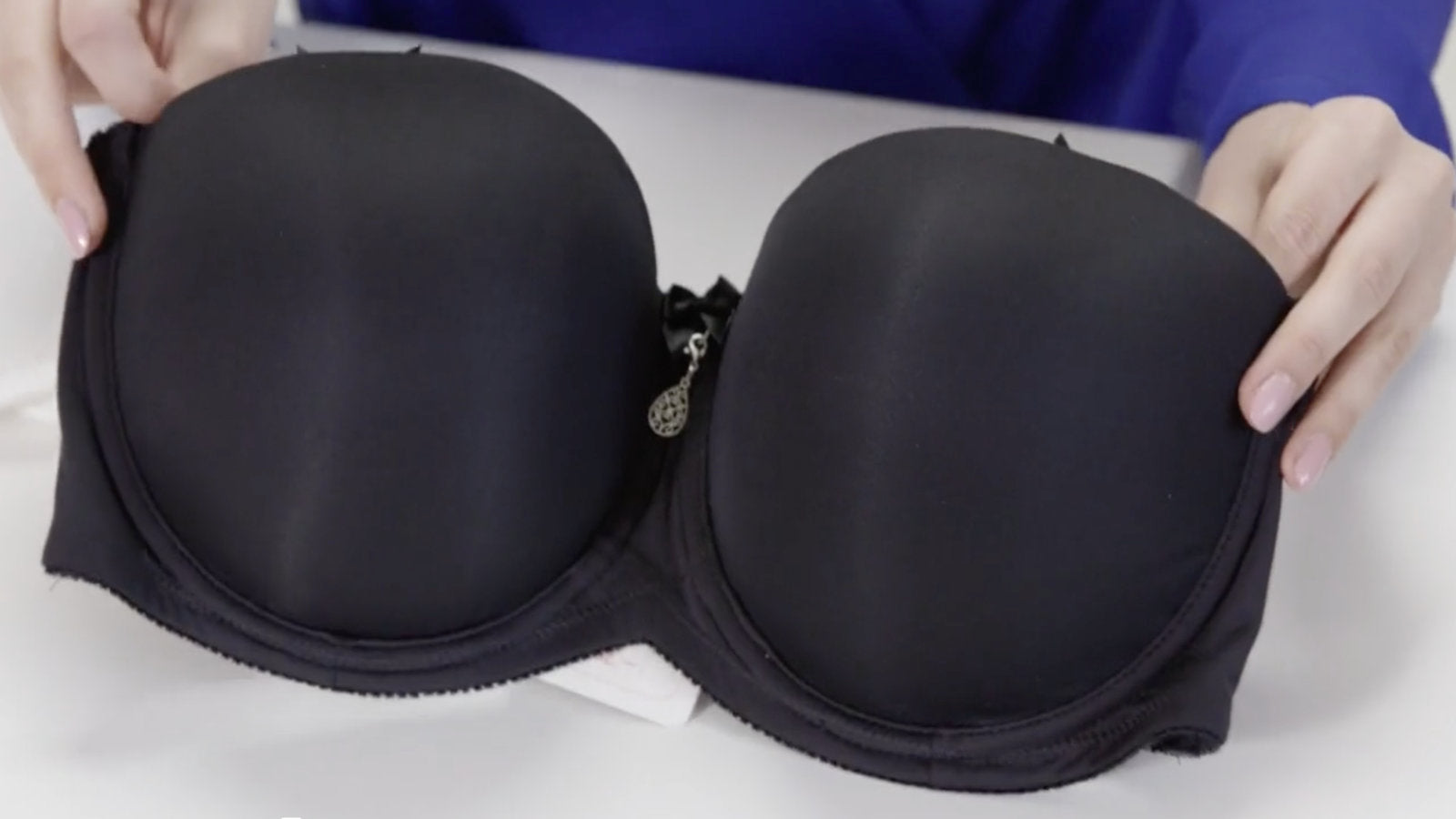 Die trägerlosen SugarShape BHs Diamond und Liberty werden mit Models vorgestellt